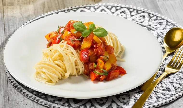 Spaghetti mit Paprika-Tomaten-Basilikum Sauce