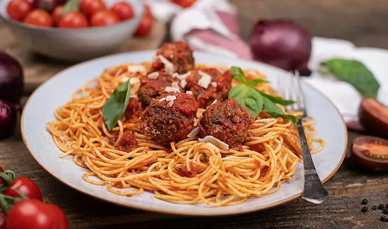 Spaghetti mit Fleischbällchen und Tomatensauce