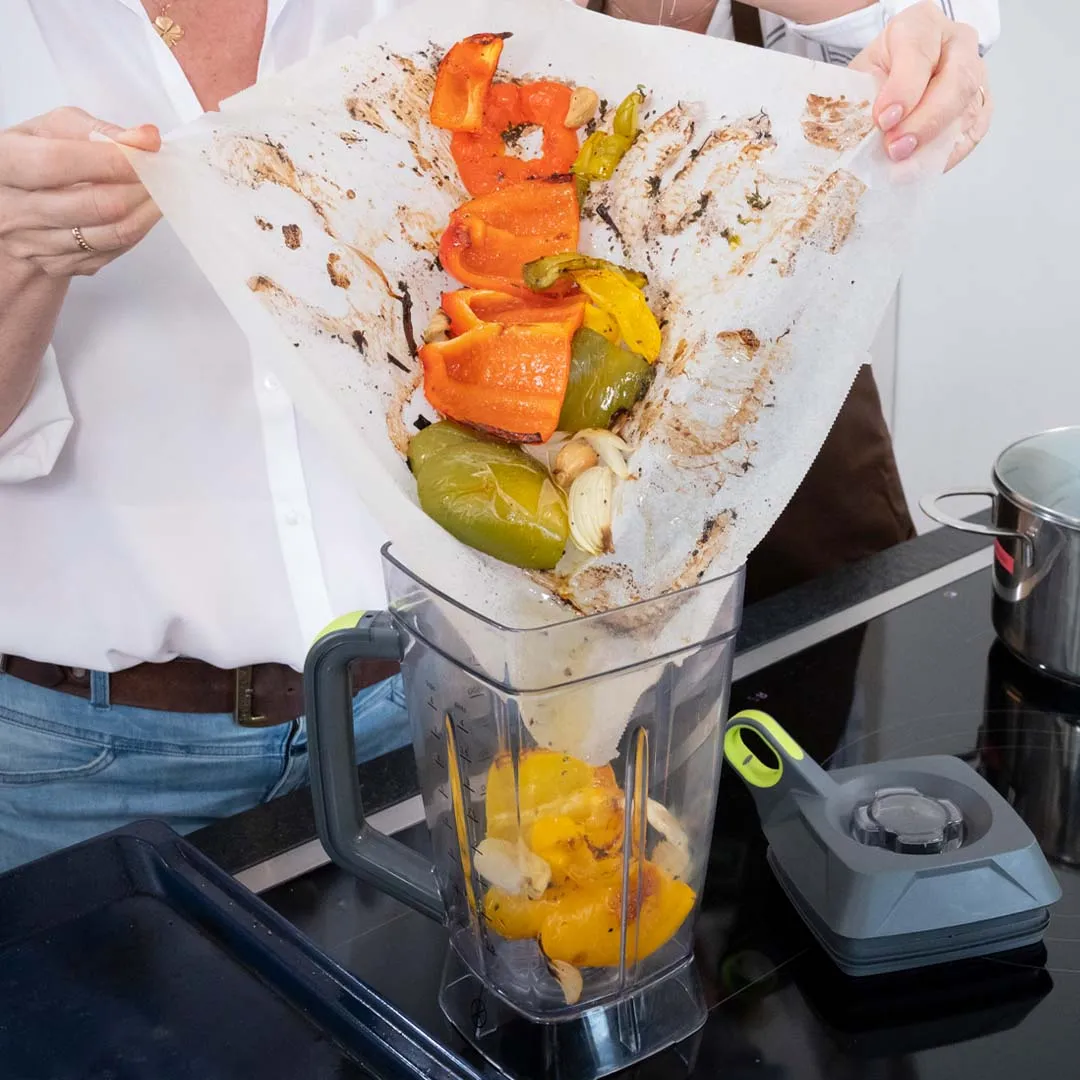 Person rührt rohe Garnelen für Spaghetti mit Ofenpaprikasauce in einer Glasschüssel, Anleitungsschritt 2