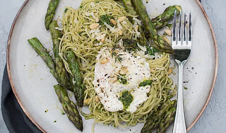 Spaghettini mit Frühlingskräuterpesto, pochiertem Ei & Spargel