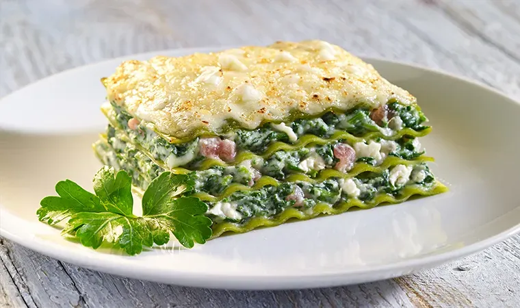 Spinatlasagne mit Schafskäse und cremiger Käsesauce