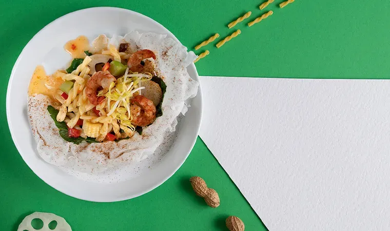 Süß-saurer Nudelsalat mit Garnelen, Wasserkastanien und Lotuswurzel