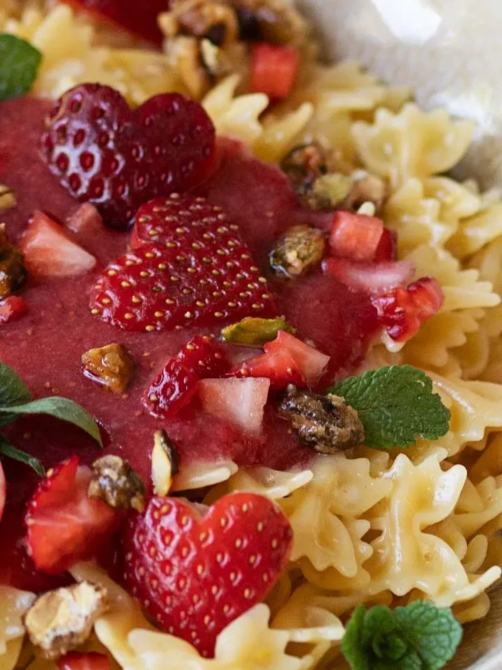 Süße Erdbeernudeln mit Herznudeln, Erdbeersoße, frischen Erdbeeren und Minzblättern