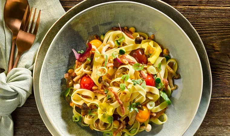 Tagliatelle Fiori mit Buchenpilzen, Zucchini und Parmaschinken