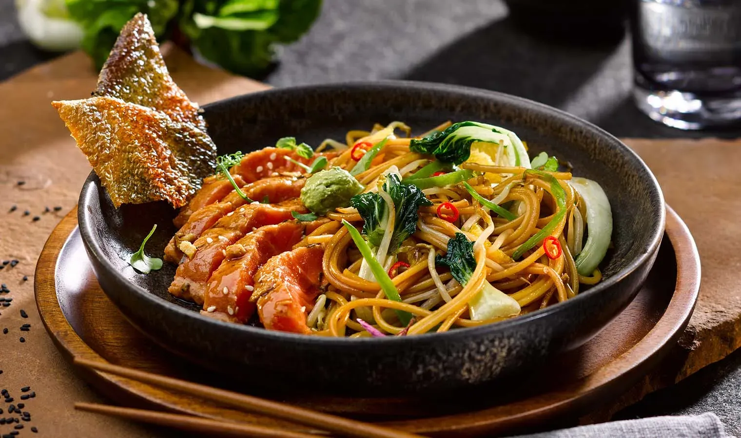 Tataki von der Lachsforelle mit Asia-Spaghetti, Gemüse und knuspriger Fischhaut in Schüssel