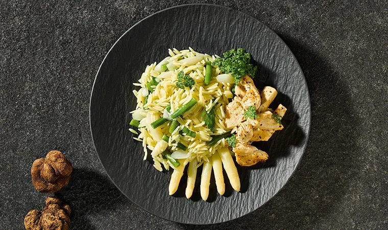 Teigreis mit Fisolen, Spargel und Hühnerbrust