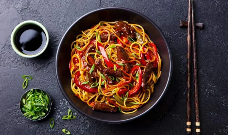 Thai-Beef-Nudeln mit Paprika