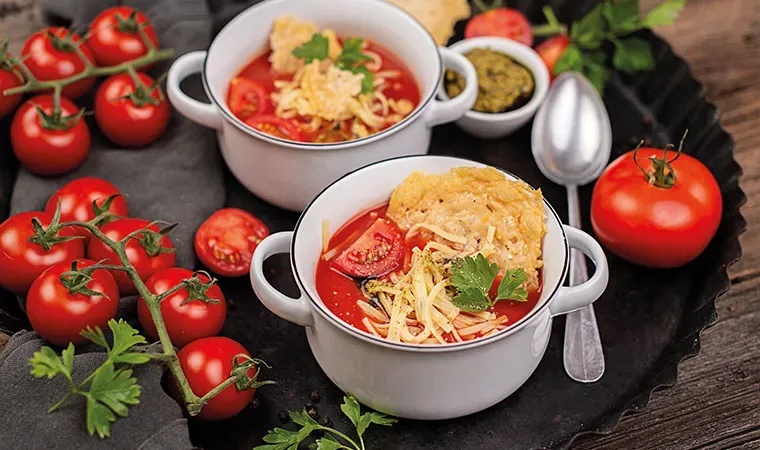 Tomaten-Nudelsuppe mit Parmesancrackern & Kräuterpesto