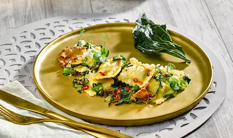 Tortelli Spargel auf Lardo-Mangold-Chili-Ragout