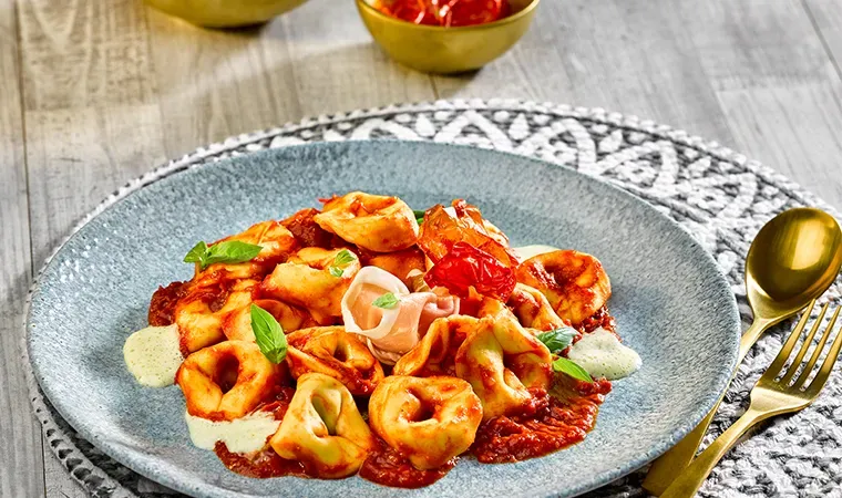 Tortelloni Spinat-Ricotta mit Kirschtomaten und Balsamico-Sauce auf Parmesanschaum