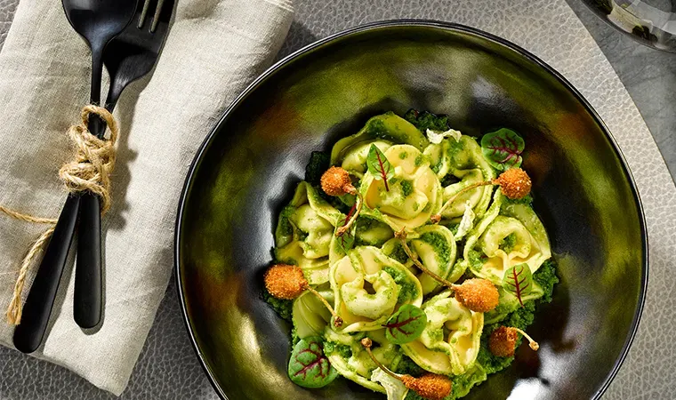 Tortelloni Rindfleisch auf Kräuter-Kohlrabi-Salsa mit gebackenen Kapern