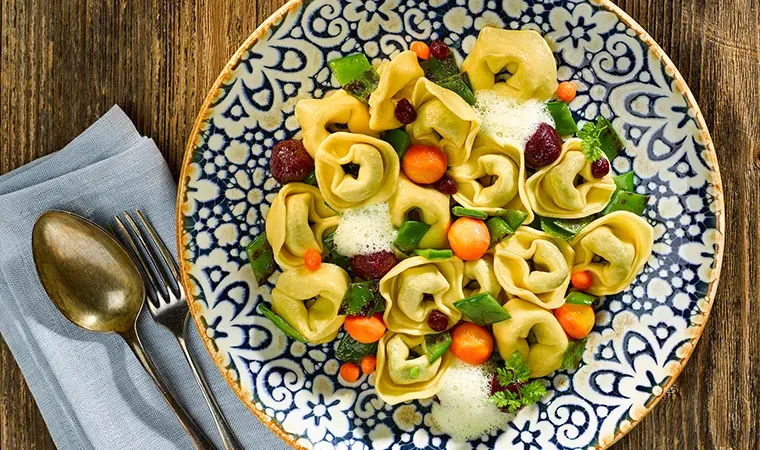 Tortelloni Spinat-Ricotta mit gebratenen Zuckerschoten, Roter Beete und Safransauce