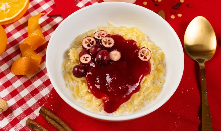 Vanillemilchreis mit Nudeln und Cranberrysauce