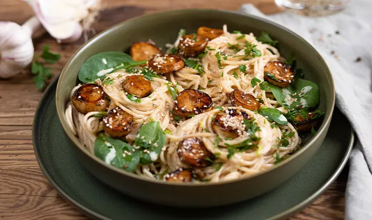 Spaghetti in Weißweinsauce mit vegetarischen Jakobsmuscheln aus regionalen Kräuterseitlingen