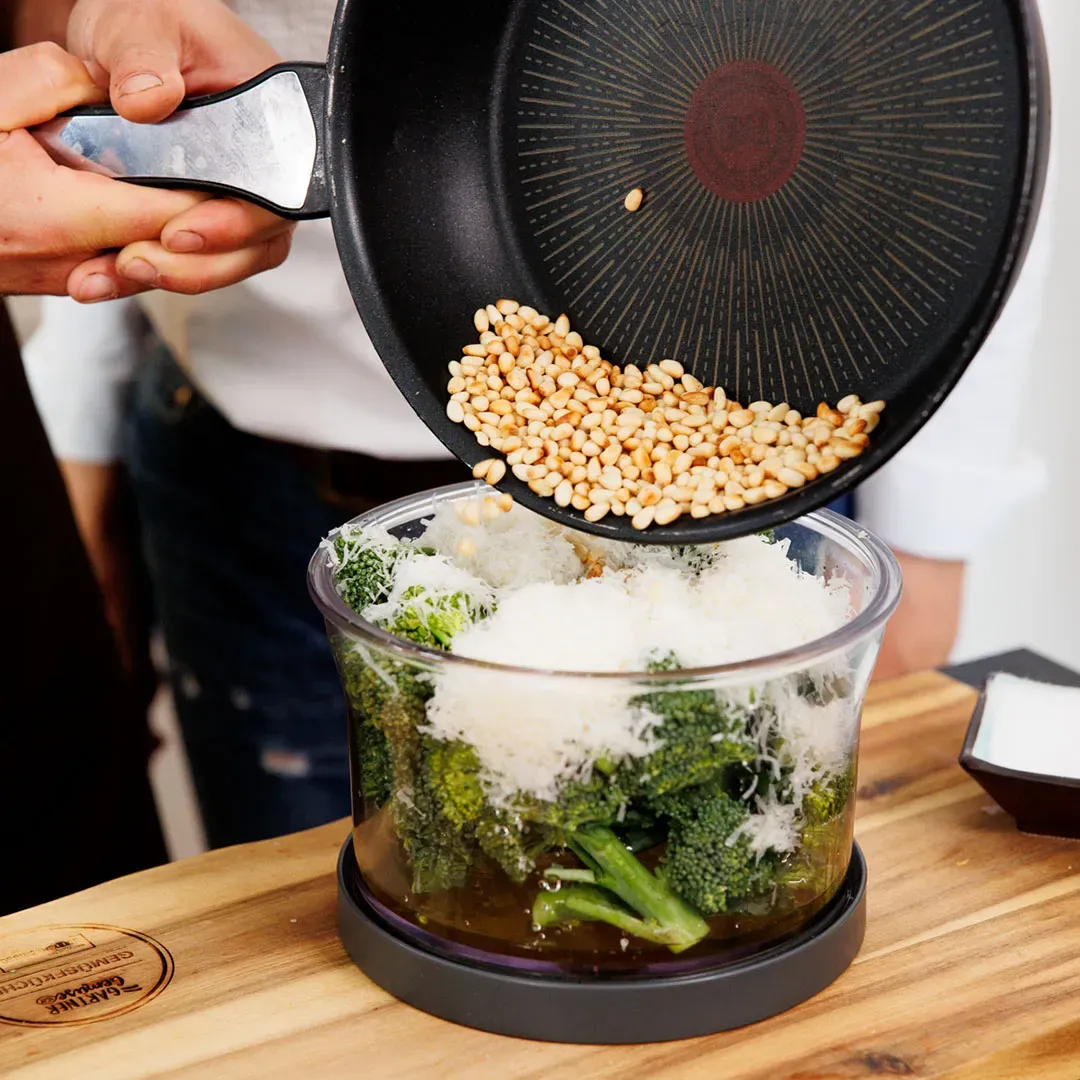Geröstete Pinienkerne kommen für das Stangenbrokkoli-Pesto mit Brokkoli und Käse in einen Mixer