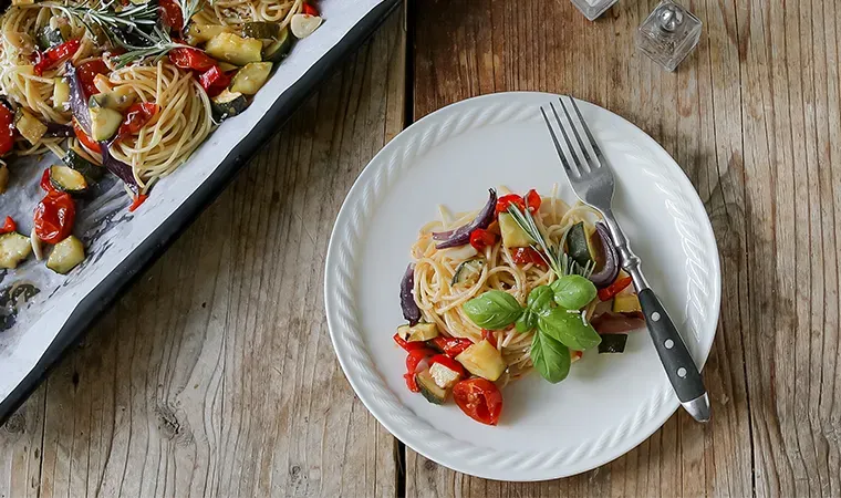 Vollkornspaghetti mit Ofengemüse