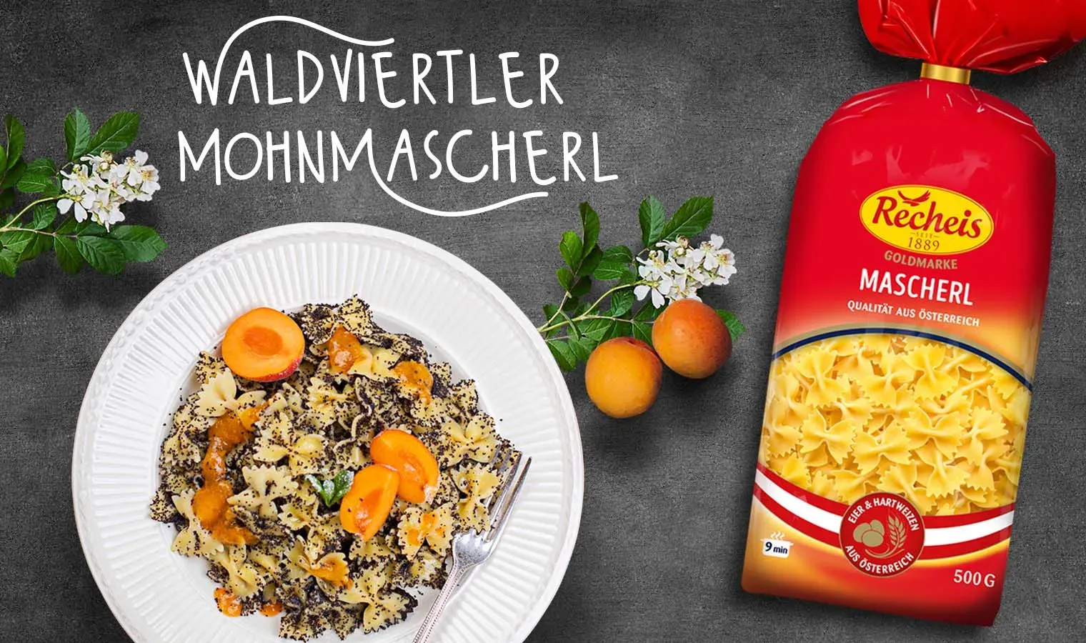 Waldviertler Mohnmascherl mit Aprikosen auf einem Teller neben einer Packung Recheis Mascherl