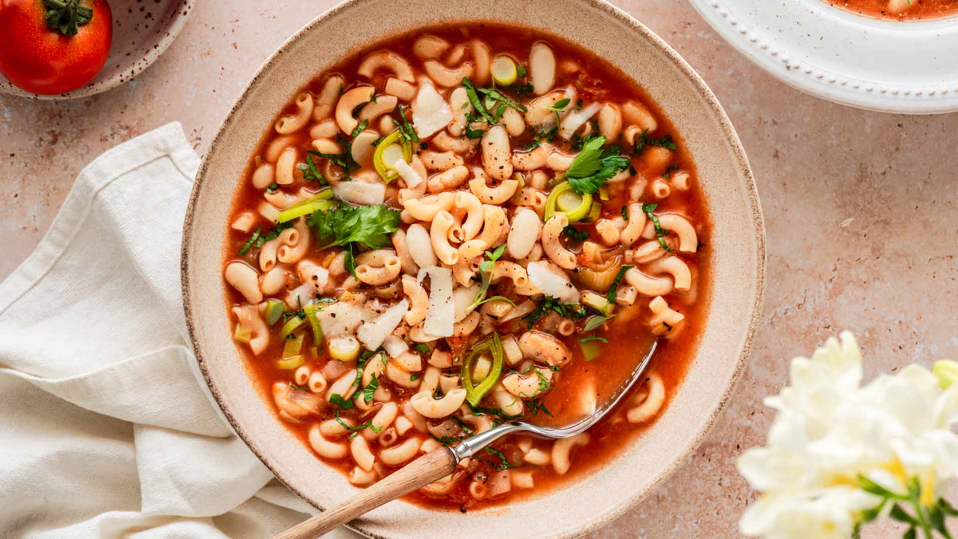 Bohneneintopf mit Tomaten und Nudeln
