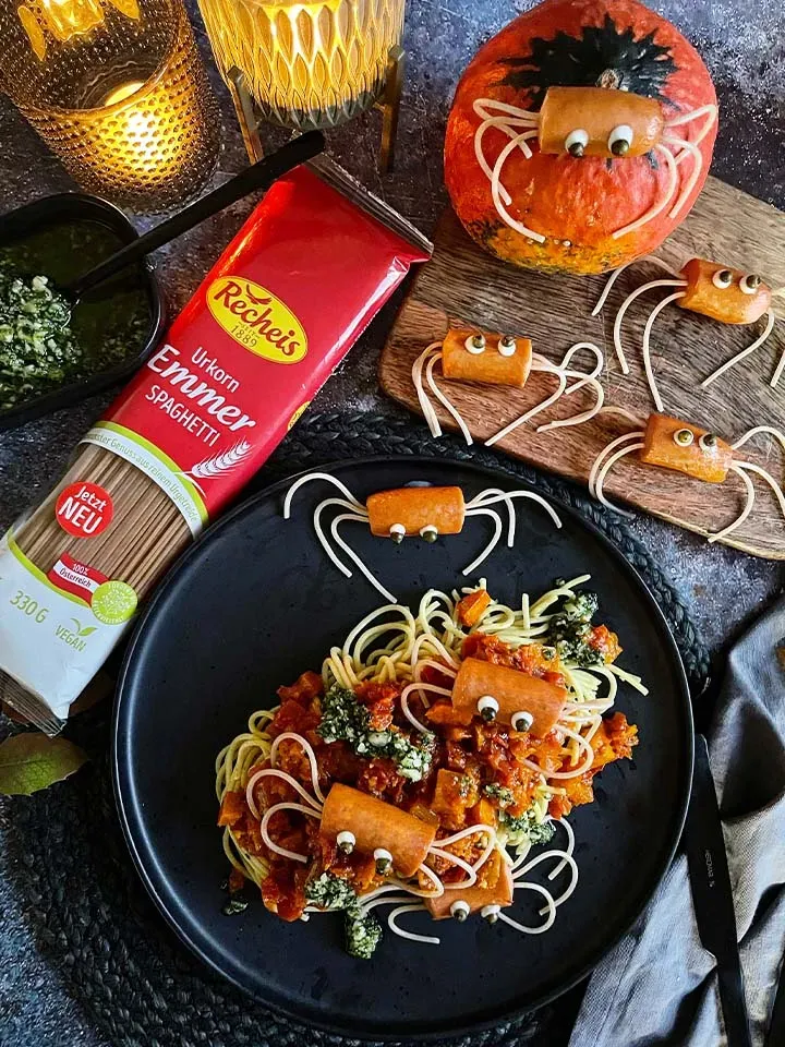 Würstlspinnen mit Kürbisragout: Spaghetti mit Tomatensauce und Spinnen aus Würstchen und Emmer-Spaghetti