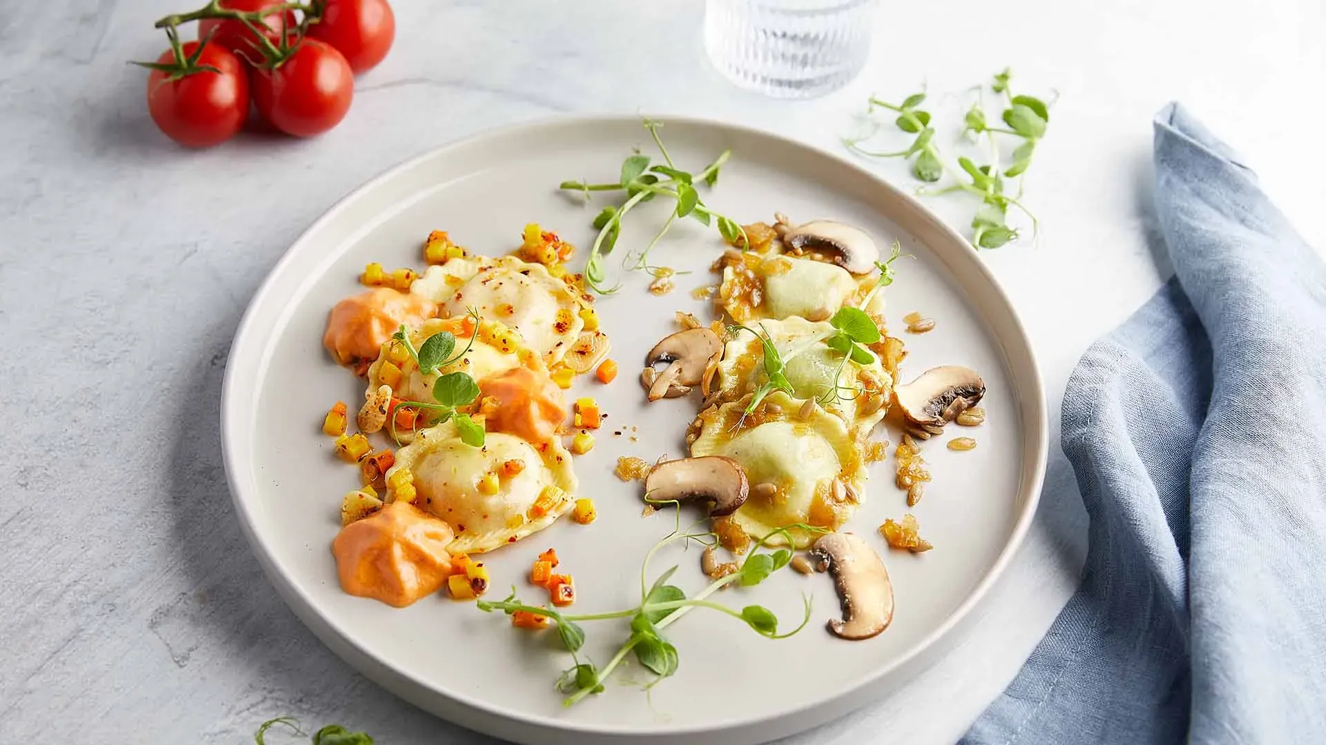 Zweierlei Fiori: Teller mit zwei Sorten Ravioli, garniert mit Pilzen, Mais und Kräutern